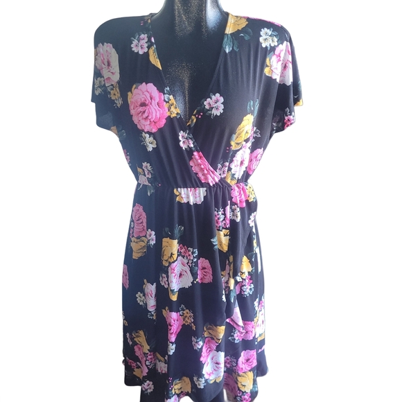 Torrid Black Faux Wrap Short Sleeve Dress With Floral Print Sz.0 - Picture 2 of 8